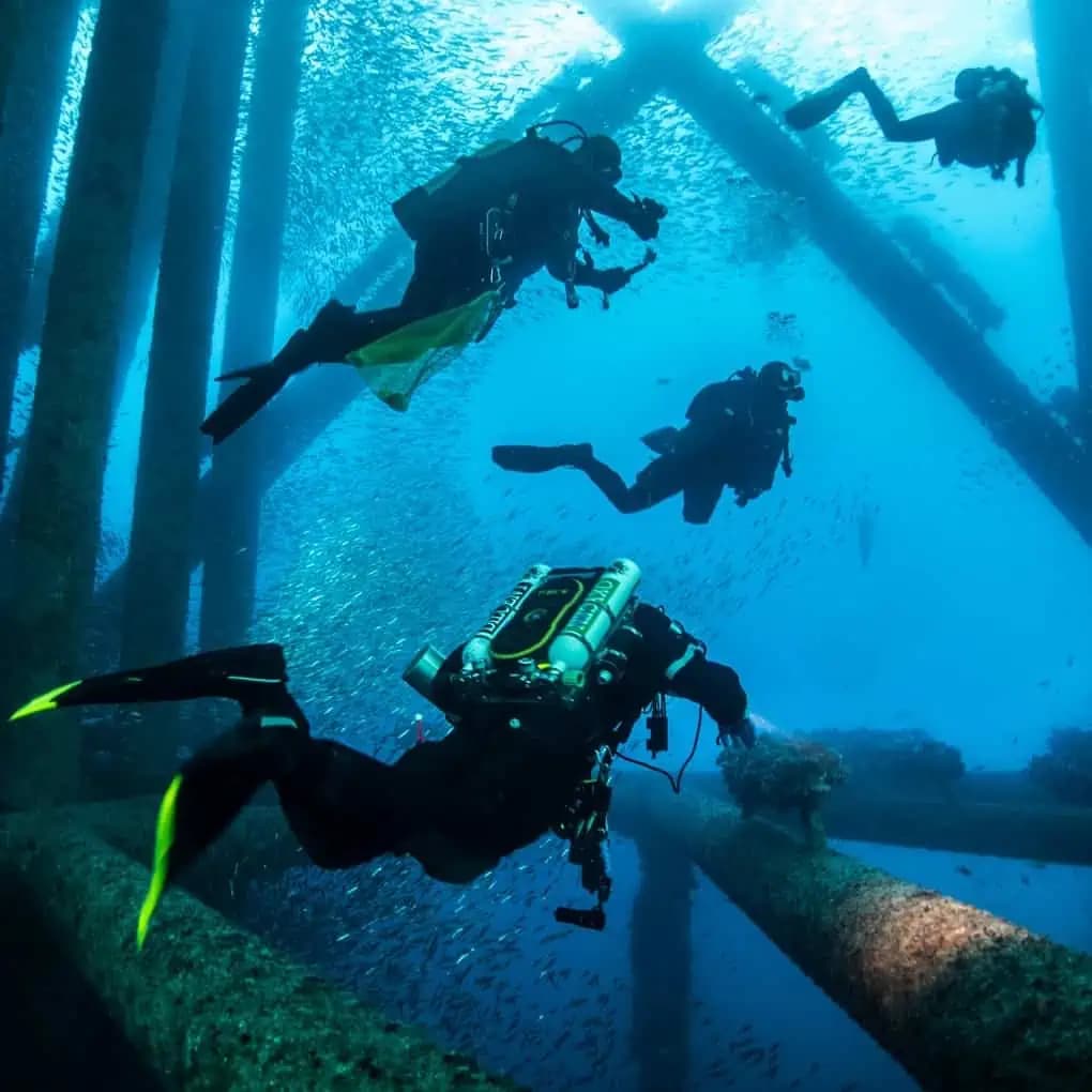 divers conducting NDT services with a Cygnus Underwater Diver-Held Thickness