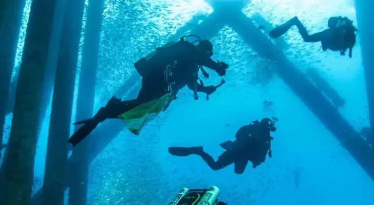 image of divers conducting NDT services underwater inspection of pipelines