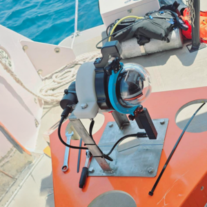 Uni-cam, self cleaning underwater camera system