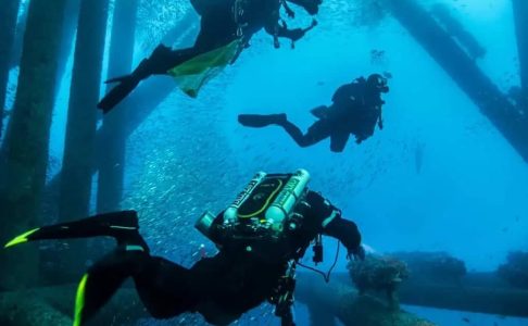image of divers conducting NDT services - underwater inspection of pipelines